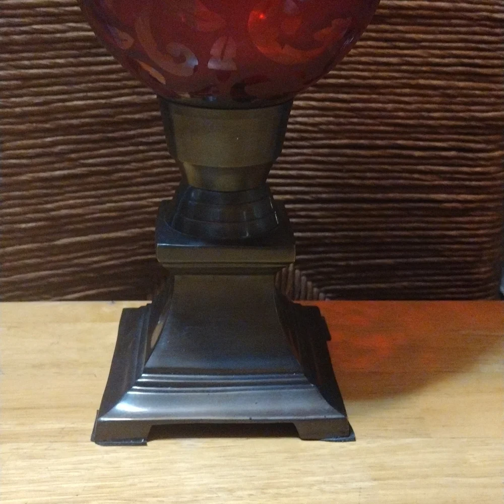 Gorgeous Pre-owned hurricane etch glass and metal candle holder - Picture 3 of 5